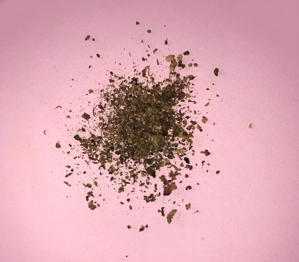 cannabis décarboxylé marron foncé sur fond rose